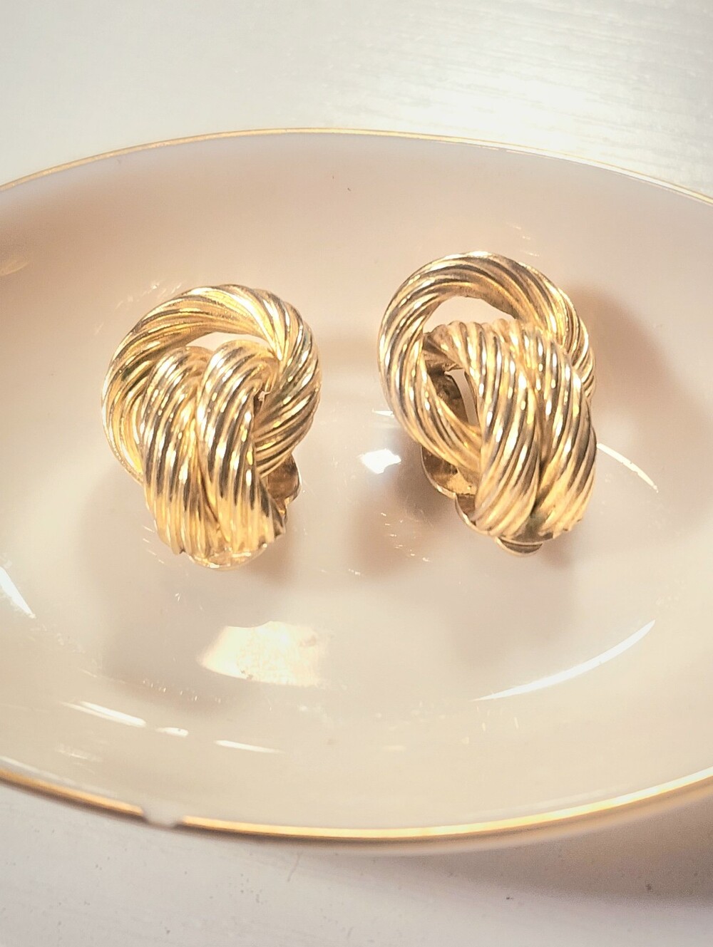 Vtg Les Bernard Signed 80s Gold Ribbed Door Knocker Clip-On Earrings.